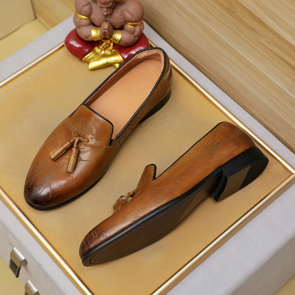 Men's shoes 💰560 💰 Louis Vuitton LV ® Autumn and Winter 🆕 models 🔛Full shoe counter First layer cowhide, 🐂Leather lined casual shoes for men, super soft outsole, a must-have for driving. Counter synchronization Original first layer cowhide Completely 1:1 mold customization 🌹Top version, 2 colors available! Number: 38-45 (37.46. Customized)